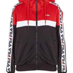 Jätte snygg Fila zip tröja 💞 - ( Lånade bilder ) tröjan är som ny förutom en sak på armen ( se sista bilden ) inget jag lagt märke tills nu 🌸skriv om ni vill ha egna bilder 💕