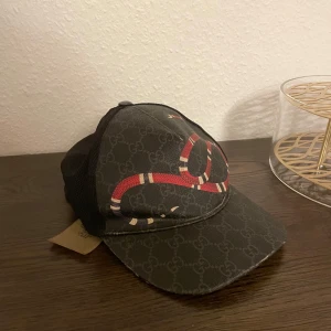 Gucci Kingsnake - Säljer denna Gucci kingsnake kepsen då den inte används mer, priset kan diskuteras vid en snabb affär. Frågor eller funderingar är det bara att höra av sig🫡