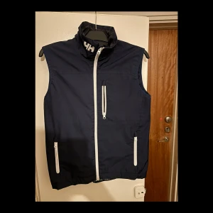 Helly Hansen - Marinblå Helly Hansen väst i storlek S, använd 2ggr.