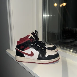 Jordans skor. - Hår är ett par svart,vit och röda skor dem är väldigt snygga och väldigt fint skick på dessa snygga skor.