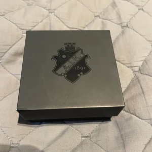 AIK - Charms Unite //limited edition// - Sneaker charms i bra skick med AIKs logga. Dem såldes under en kort period i 2020 innan företaget gick i konkurs 2022.