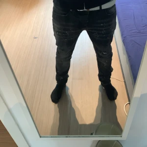 Dsquared2 jeans - Tja!  Säljer ett par stilrena dsquared2 jeans i storlek 31 Byxorna är knappt använda! Hör av dig vid minsta lilla fundering 🌴