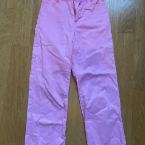 Säljer ett par snygga rosa byxor från Lindex i storlek EUR 164 / UK 13-14Y. Byxorna har en dragkedja och knapp framtill, vilket ger en klassisk look. Perfekta för vår och sommar med sin härliga färg!