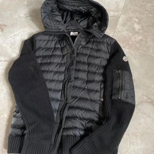 Moncler cardigan  - Säljer nu denna feta moncler cardigan! Nfc funkar och jackan är i bra skick, inga skador eller annat konstigt. Jackan passar storlek S till M tveka inte på att höra av er ! 