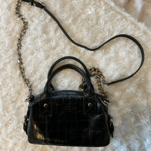Populär Núnoo väska - Märkes väska, notera att den har börjat rosta på vissa ekar utav metallen men i övrigt jättefint skick!!, nypris 1000kr, priset kan diskuteras💕💕💕