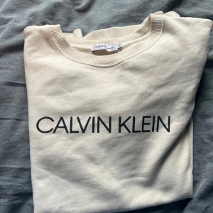 Calvin klein tröja  - Tjena, säljer en calvin klein tröja i bra skick. Träjan är använding men det finns inga tydliga defekter slm tyder på det. Vid frågor hör av dig Pris ej hugget i sten