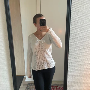 Stickad tröja  - Jätte fin vit stickad tröja med fina detaljer framtill💞