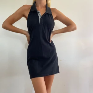 Svart halterneckklänning - Unik svart miniklänning, gjort den själv genom att sy om en pikétröja! Med halterneck och öppen rygg :) passar S eller M