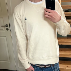 Ralph lauren tröja  - Fräsch Ralph lauren tröja i bra skick. Bara att själva etiketten halvt är av men går lätt att sy fast. Nypris runt 1000kr. Hör av dig vid funderingar!
