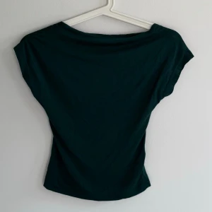 Tröja med öppen rygg - Mörk grön tröja med öppen rygg från SHEIN, fint skick!