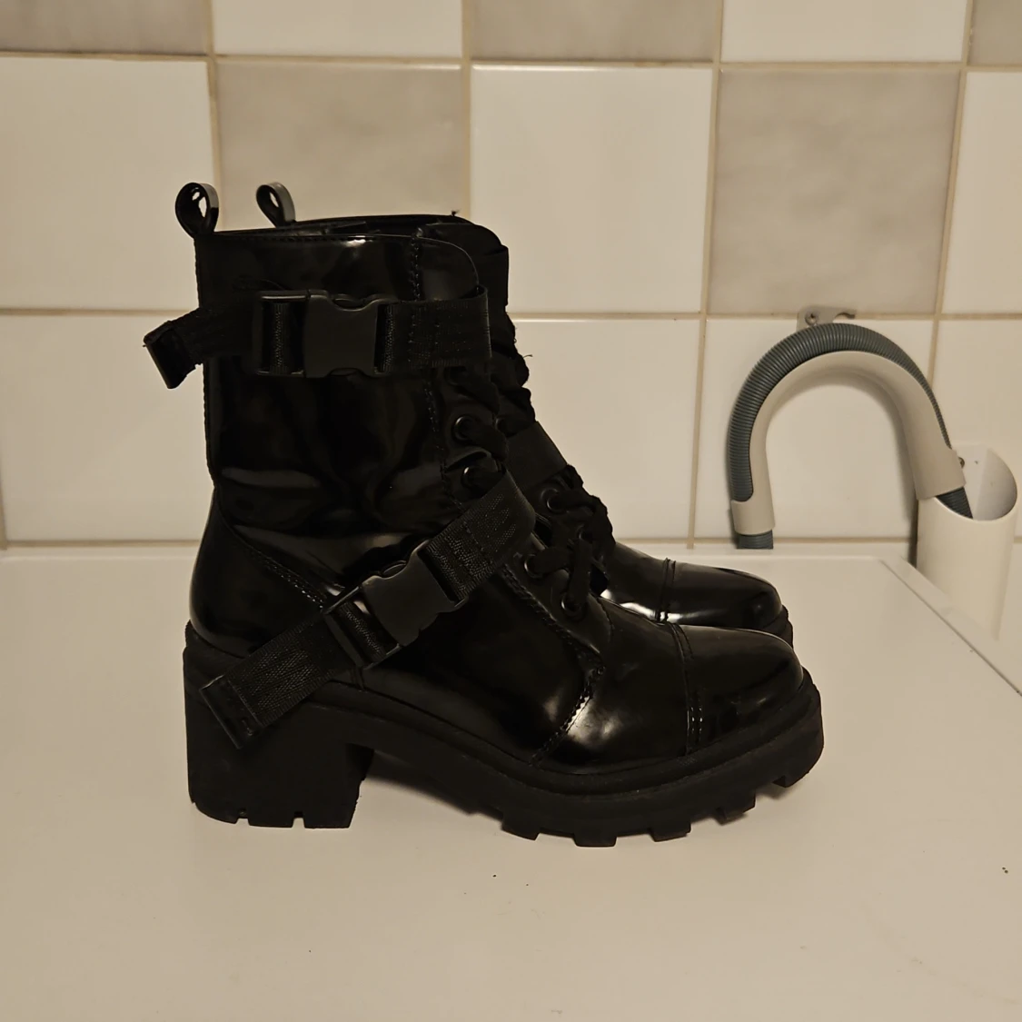 Svarta lackade boots med snörning och spännen - 93