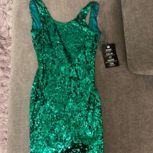 Grön paljettklänning  - Superfin grön paljettklänning i storlek 34. Helt ny med lapp på. Köpt på bubbleroom. Perfekt till festliga tillfällen💕💕