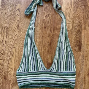 Halterneck NA-KD - Glittrig och randig halterneck topp från NA-KD. Endast använd 1 gång. Perfekt festtopp. Storlek L men går enkelt att justera så det passar mindre