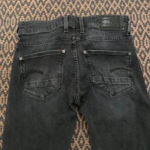 G-star byxa - Snygga svarta jeans från G-Star Raw i modellen Revend Skinny. Jeansen har en normal midja och en smal passform. De är i gott skick och har inte använts mycket.