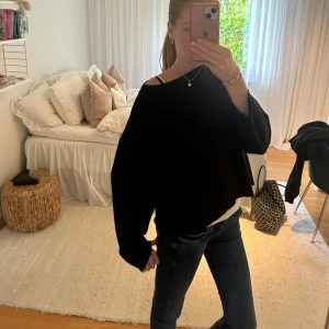 Svart zara stickad  - Säljer denna svarta stickad tröjan från zara. Står att den är i storlek M men hade sagt storlek S. Köpte den för 299 men säljer den för 199. Skriv om du har några funderingar.❤️