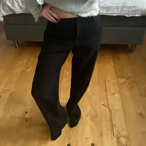 Säljer dessa midwaist kostymbyxor! Stl 34 och i mycket bra skick. Lite för långa på mig som är 165. 💗