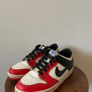 Nike Dunk Low 'EMB NBA 75th Anniversary Chicago' - Nike dunk low skor i storlek 37,5. De är använda men i bra skick. Knappt creasade och lite smått missfärgande på vissa ställen (se på bilderna).    Nypris runt 2500.  Mitt pris 899 kr.  Hör av dig vid minsta intresse :)  har ej orginal box. 