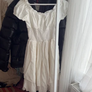 Vit klänning - Aldrig använd