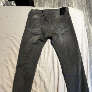 Replay Anbass W30 L32 - Tjena säljer nu mina Svart/gråa  Replay jeans då dom är för små för mig Använda max 10 gånger, köptes För ett halv år sen för 800kr. Säljes 550kr!