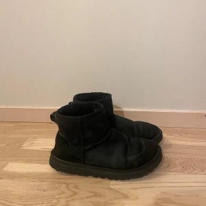 UGGS - I ett använt skick.  Vattenskadade framtill.