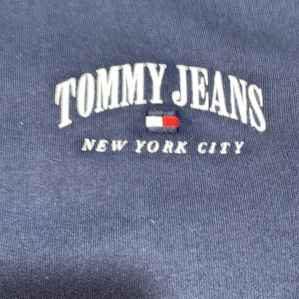 Tommy jeans tröja använt några gånger  Storlek L priset går att diskuteras . Hoodies.