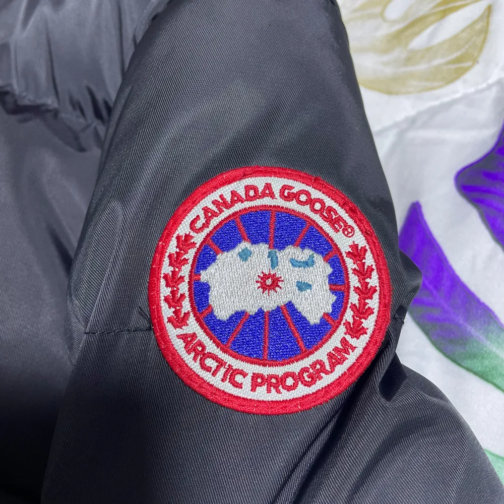 Tja! Nu säljer jag min lillebrorsas helt nya samt bara testade Canada Goose vinterjacka då han köpt en ny och denna bara står i garderoben. Storlek S men passar även XS. Priset kan diskuteras vid snabb affär. Kan både frakta och mötas! . Jackor.