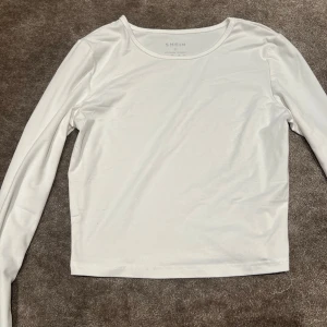 Vit tröja - En jätte vacker vit tröja från shein😍 Jag säljer pga att den är för kort❤️  För fler bilder kontakta mig privat❤️