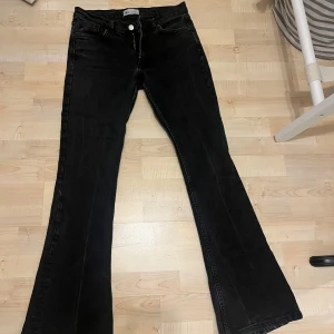 Low waits bootcut jeans  - Säljer dessa low waist bootcut jeans från Zara i storlek 36 då dom inte kommer till användning 💕