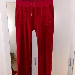 Juicy byxor  - Röda fina juicy couture byxor i storlek S i bra skick!❤️