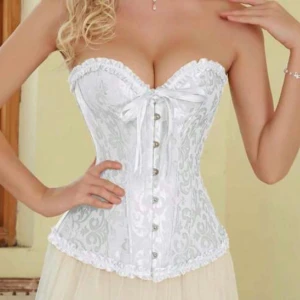 Vit korsett - Säljer 2 stycken vita korsetter, 130kr/styck, en i storlek Xs, den andra i Xxs, samma modell på båda 