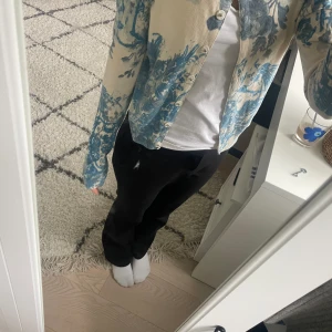 Unik kofta - Jättefin och ball beige och blå kofta. Bra kvalitet och mycket användsbar❣️