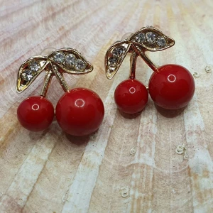 Söta örhängen - Körsbär - Örhängen i guld med strass, med stift/plopp. Körbär mått ca: 1.5 × 1.5 cm. ✨️✨️✨️Titta igenom alla mina upplagda och köp fler saker i bundle för att spara på frakten och få allt du köpt i ett och samma paket✨️✨️✨️