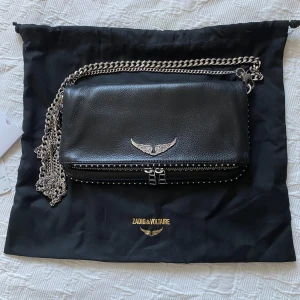 Unik Zadig väska - Köpt för 458$ i Miami. Kedjornas längd är 33 och 57 cm. Allt på bilderna ingår