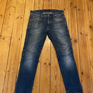 Replay jeans - Säljer nu mina Replay anbass jeans i storlek 29-32 kond 7/10 finns synliga tecken på användning men fortfarande i bra skick ny pris ligger runt 1500 mitt pris 499