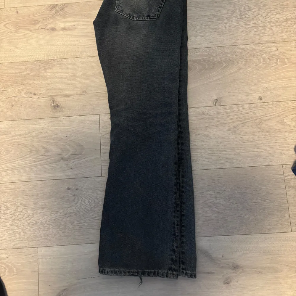 säljer mina bootcut jeans så har otrolig passform. De har täcken på användning då de är vintage men inga skador . Jeans & Byxor.