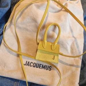 Sött Jacquemus le petit chiquito väska som ny. Dustbag medföljer. Priset kan diskuteras. 