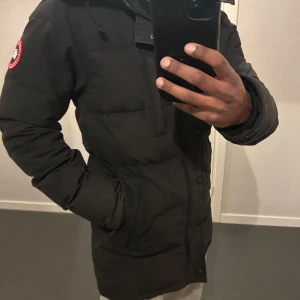 Canada goose carson parka (utan päls) - Ganska sliten skicket är 6/10, använd 2 vintrar, därav priset. Det mesta går att fixa hos skräddare o går även o fräscha upp den me kemtvätt, har bytt stil så pallar inte med något av de alternativen. Först till kvarn! PRIS GÅR EJ ATT DISKUTERA! 