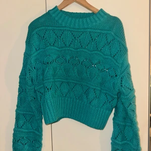Turkos stickad tröja - Turkos stickad tröja från Gina tricot. Nypris 399kr säljer för 100kr. Köp via ”köp nu”🩷