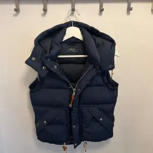 En mörkblå Ralph lauren väst i väldigt bra skick. Den är perfekt nu till hösten och vintern.