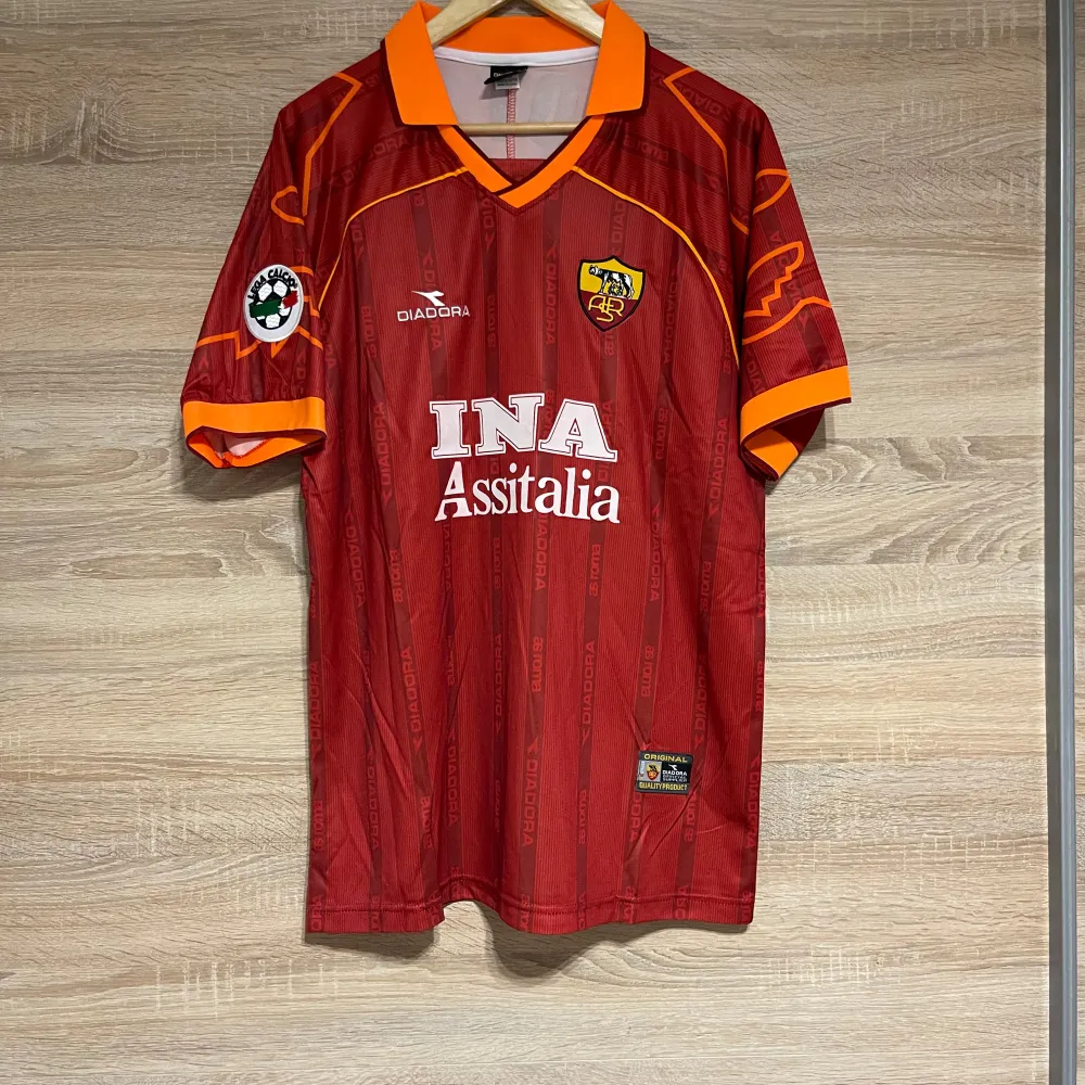 Helt ny replika av Romas Hemmatröja 96/97 med Totti. Storlek XXL. Sportswear.