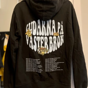 Hov1 Hoodie - Hov1 merch från Gudarna på Västerbron! Säljs då den inte kommer till användning 