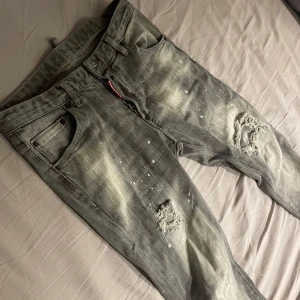 Dsquared2 jeans - Storlek 32. Knappt använda har mest legat hemma. Skriv vid frågor! Svarar allt, pris kan diskuteras. Skick 10/10 ser ut som dom aldrig är använda.