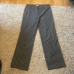 Low waist kostymbyxor - Helt nya lågmidjade kostym byxor från madlady. Dom är i regular längd