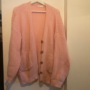 Romwe kofta - Mysig kofta i söt rosa färg med fickor och knappar