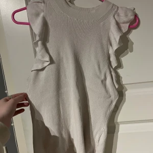 Linne - Stickat linne med volanger