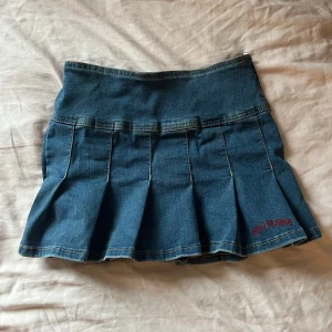 Utsvängd jeanskjol  - Utsvängd jeans kjol. Stretcight material 