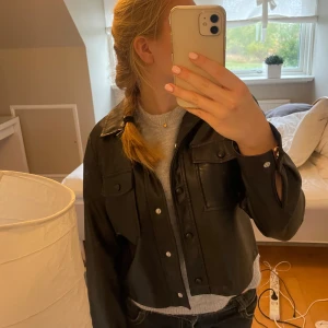 Skinnjacka  - Storlek S. En jättefin skinnjacka, men säljer den då den tyvärr är lite förliten för mig🩷 Pris kan diskuteras🩷 Hör av er vid frågor!! 