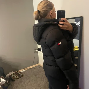 Jacka, tommy hilfiger - En tommy hilfiger jacka i storlek 176. Skulle säga att den motsvarar M för tjej. Killmodel egentligen! väldigt bra skick, knappt använd. 
