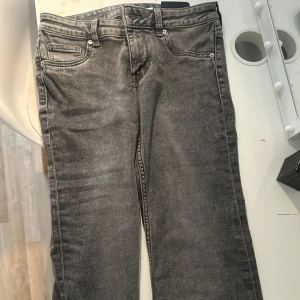 Low waist grey flare jeans - Säljer mina jeans som jag köpte i London de är helt oanvända och i strl 40 men ganska small i strl, passar nån i strl M/S💓