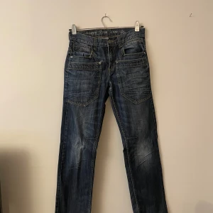 Tom Tompson Jeans - Tom Tompson jeans  - skulle säga att de passar som en W31 - använda men i bra skick! Förutom att en av de små framfickorna är det hål i, men alla andra fickor är helt intakta  Dm för frågor, pris kan diskuteras! Möts i stockholm, annars fraktar jag! 